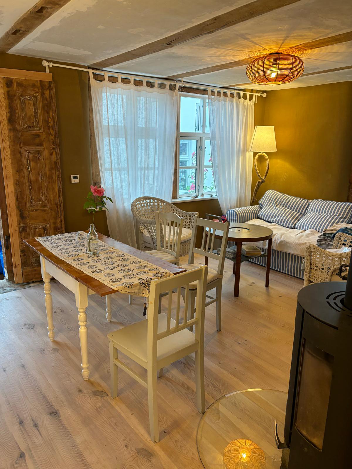 Gemütliches Wohnzimmer mit Kaminofen